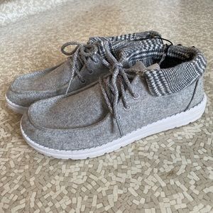 No boundaries size 8 hey dude look a likes never worn